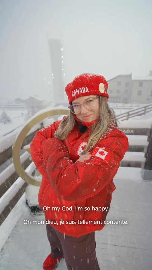 @cassiesharpe stopped by the Air Canada Flight Deck before competition for some colour, vintage swag, and a cozy twist on a Canadian favourite 🇨🇦🍟🧦
.
.
@cassiesharpe est passée à l’Escale Air Canada avant la compétition, où l’attendaient des surprises hautes en couleur, un clin d’œil au passé et une version réconfortante d’un classique canadien 🇨🇦🍟🧦