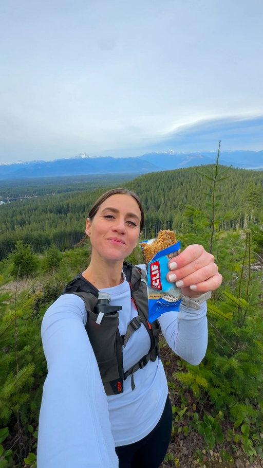 #ClifBarPartner One of the biggest things I learned from running an ultra has been how important it is to fuel your body. This is why I always bring a @clifbar with me on my long runs. It’s made with protein, fats and carbs including organic oats for sustained energy. Chocolate Chip is my ride or die flavor, and Crunchy Peanut Butter is so good too. 

#trailrunninglife #momswhorun #ultratraining