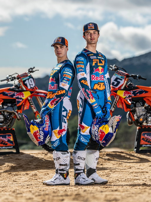 Two signatures. One mission: push harder! 💪✍️

The Coenen twins stay orange!

#KTM #ReadyToRace #Motocross #MXGP