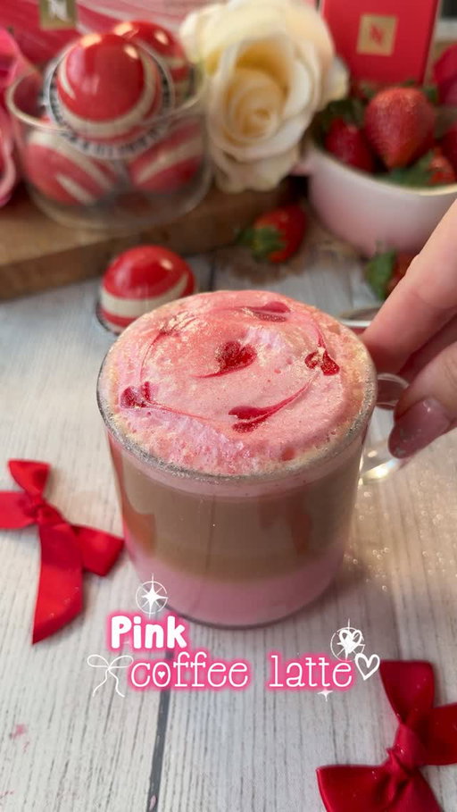 ✨Publi 🍓 Como ya me conocéis, sabéis lo muchísimo que me gusta innovar y experimentar en repostería, lo mismo que lleva haciendo 40 años @nespresso con sus cafés con sabores únicos, enriquecidos con vitaminas o con extra de cafeína 😍. 

Su última novedad me ha inspirado a preparar el que se ha convertido en uno de mis postres favoritos (si queréis la receta os la publico) y también en el café más bonito del mundo:  pink coffee latte ✨.
No se me ocurre una mejor forma de celebrar su 40 aniversario. 

#nespresso40years