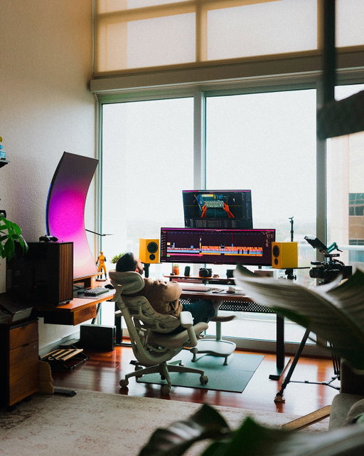 Spent most of yesterday editing and pushing a few more videos across the finish line 👨🏻‍💻🎥

Trying to stay consistent for you guys.

Also… I’ve been extra cozy in this new chair lately.
Video on that coming soon 🫡🔥

#creativespace #homeoffice #workstation #studioinspiration #productivitysetup