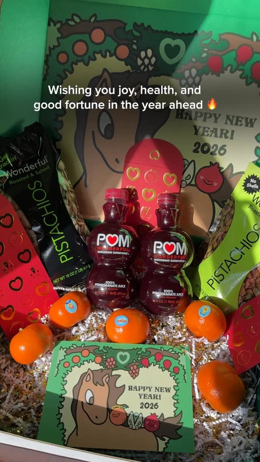 ✨🧧Year of the Horse GIVEAWAY 🧧✨

Lunar New Year begins today and @WonderfulPistachios, @pomwonderful and @halosfun have teamed up for a giveaway!

Two lucky winners will each get:
😌 1 @chunky.things-designed gift box honoring the cultural symbolism behind pistachios (happiness & health), pomegranates (longevity & prosperity), and mandarins (abundance & wealth)
🧧 6 Lunar New Year red envelopes representing each Wonderful brand
💚 2 bags of Wonderful Pistachios Roasted & Salted (1 In-Shell, 1 No Shells)
🧡 8 Wonderful Halos
❤️ 2 Eight-ounce bottles of POM Wonderful

To enter for a chance to win:
1. Like this post
2. Follow @wonderfulpistachios, @pomwonderful and @halosfun  
3. Tag a friend you’d share this pairing with

@chunky.things is a beloved Los Angeles-based brand that celebrates the art and creativity of the Asian American and Pacific Islander community. Check them out on social media or chunkythings.com.

Giveaway ends 2/24/26, U.S. residents only, 18+. No purchase necessary. Two winners will be randomly selected and notified via DM. This promotion is in no way sponsored, administered, or associated with Instagram. See link in bio for complete official rules.

#giveaway #sweepstakes #lunarnewyear #chinesenewyear #yearofthehorse