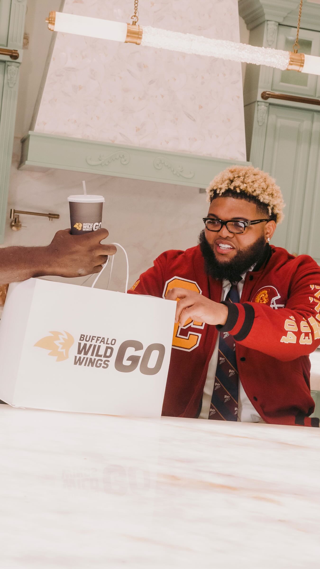 Pass me some of those chicken dippers baby 🤣 @bwwings Pick 6 meal for Two for just $19.99 #bwwpartner