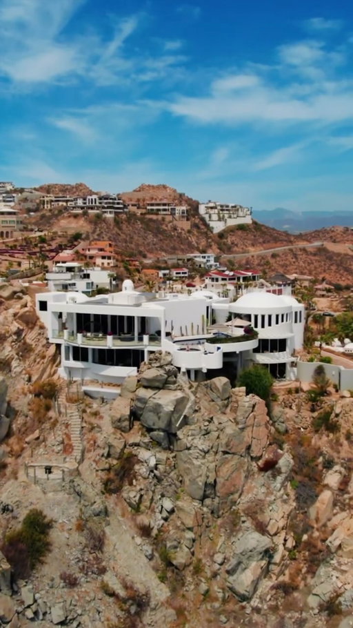 When we say “just a house,” we mean ocean views, dinners with a private chef, a personal concierge, and a Vrbo Premier Host behind it all.

📍Cabo San Lucas, Mexico
🔗 Link in bio to book with a Vrbo Premier Host