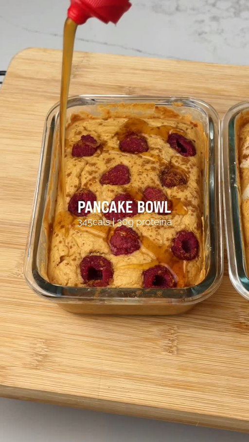 Receta 👇🏼
1 huevo
1/4 taza de yogur griego natural o de vainilla (sin azúcar)
1/3 taza de leche de almendras
1/3 taza de de harina de avena o harina regular
1 scoop de proteína en polvo uso @pescience GABSFIT para descueto
1/2 cucharadita de polvo de hornear
Un chorrito de miel o maple syrup sin azúcar
Hornear a 350 por 20-25min y listo 😋 
#receta #fitness #desayuno #mealprep #kznapp