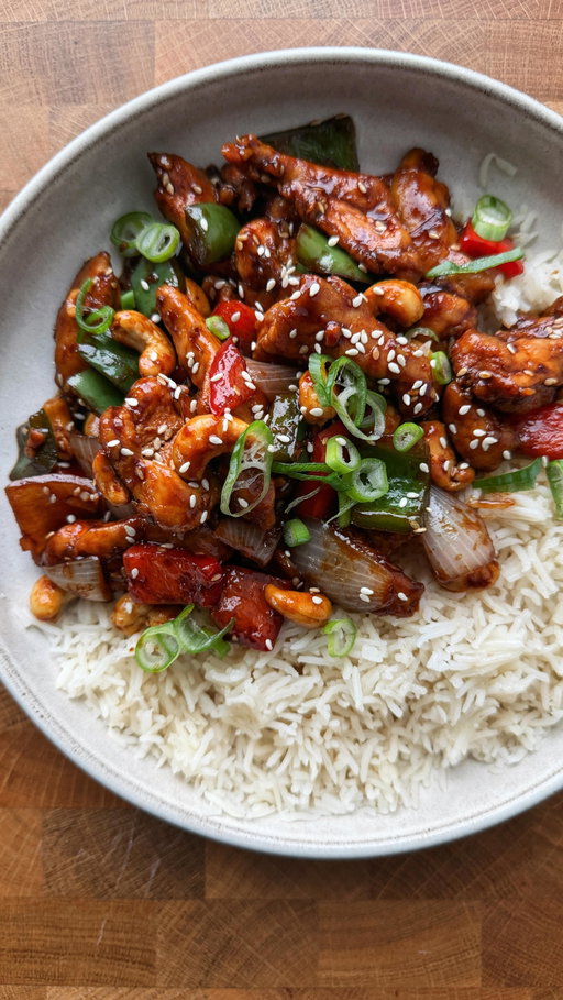 HONEY CASHEW CHICKEN

Don’t you even dare let this one get dusty in your saved folder. 52g protein per serving AND tastes like a takeaway. winwinwin.

Serves 4
▫️650g chicken breast, cut into very thin strips
▫️1 tbsp dark soy sauce
▫️1 tsp white pepper
▫️2 heaped tbsp cornflour
▫️handful of cashews
▫️1 onion, cut into chunks
▫️1 red bell pepper, cut into chunks
▫️1 green bell pepper, cut into chunks
▫️1 thumb-sized piece ginger, minced
▫️2 large garlic cloves, minced

For the glaze:
▫️2 tbsp dark soy sauce
▫️2 tbsp light/reg soy sauce
▫️1 tbsp honey
▫️1 tbsp rice vinegar
▫️1 tsp fish sauce

(optional) spring onions + sesame seeds to serve
rice of choice

Method:
1. Prep your veggies. Mix all the glaze ingredients together in a small jar or bowl and set aside. Toss the chicken with the soy sauce, then cornflour, pepper and a good pinch of salt. 
2. Heat a drizzle of neutral oil in a large wok or frying pan over high heat. Add the cashews and toast for 2–3 minutes, tossing often, until golden. Remove and set aside.
3. Re-oil if needed, then add the chicken. It may clump together slightly, so use tongs to separate as it cooks. Fry for 5–6 minutes until golden and cooked through. Remove from the pan.
4. Re-oil again, then add the onion and cook for 2–3 minutes until starting to soften. Add the peppers and ginger and stir-fry for 4–5 minutes, then add the garlic and cook for another 30 seconds.
5. Return the chicken and cashews to the pan, pour over the glaze and toss everything together until sticky and glossy.
6. Serve over rice and finish with spring onions + sesame seeds if you like.
ENJOY!

#fakeaway #quickdinner #highproteinmeals #healthyish