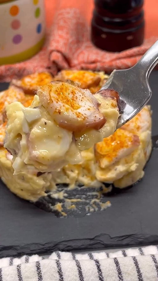 Ensaladilla de pulpo y gambas al ajillo!😋 

Hoy te traigo tres clásicos en un solo bocado. La cremosidad de la ensaladilla, el riquísimo sabor de las gambas al ajillo y el toque final del pulpo a la gallega. Una tapa diferente para sorprender a tus invitados. Hazla en casa y prepárate para recibir ovaciones!!
•
INGREDIENTES:
3 patatas
4 huevos
3 patas de pulpo cocido
15 gambas o langostinos
5 dientes ajo
AOVE
Pimentón
Sal
•
MAYONESA DE GAMBAS:
El aceite de las gambas ajillo
1 huevo
Aceite girasol (si es necesario)
Sal
•
Lamina los ajos, échalos en una sartén con aceite de oliva y cuando se doren ligeramente incorpora las colas de las gambas/langostinos peladas, cuando se hagan, retira y resérvalas. En el mismo aceite saltea las cáscaras/cabezas de las gambas extrayendo todos los jugos, cuela y deja enfriar. Prepara una mayonesa con el aceite aromatizado de las gambas y un huevo fresco, corrige de sal y lleva a la nevera.
•
Cuece los huevos 9 mins, pela, pica y reserva. Cuece también las patatas con su piel, cuando estén al dente, retira, pela y aplasta con un tenedor ligeramente. En un bowl mezcla la patata, huevo picado, pulpo troceado (tienes que dejar unos cuantos trozos para el emplatado), gambas/langostinos picados, un poquito de sal y la mayonesa casera. Pon la ensaladilla en un timbal redondo, cubre con rodajas de pulpo, escamas de sal, pimentón y un chorrito de aceite de oliva… simplemente espectacular!!