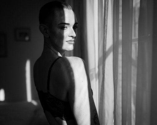 Second boudoir shoot in the books 💜
📸 @toddsmith_photography 
#portlandmodel #boudoirmodel #pdxmodel
#buzzcutgirl #buzzcut