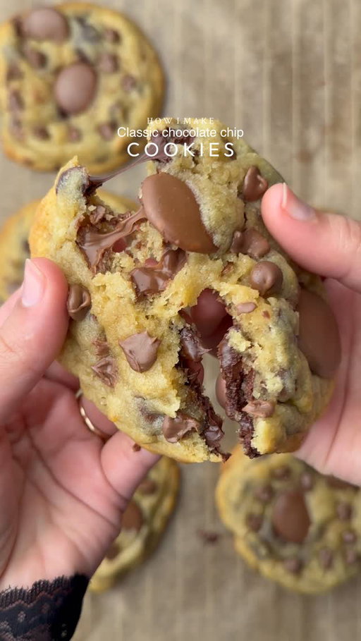 Classic chocolate chip cookies 🤤
 
—RECIPE LINK IS IN BIO🔗—