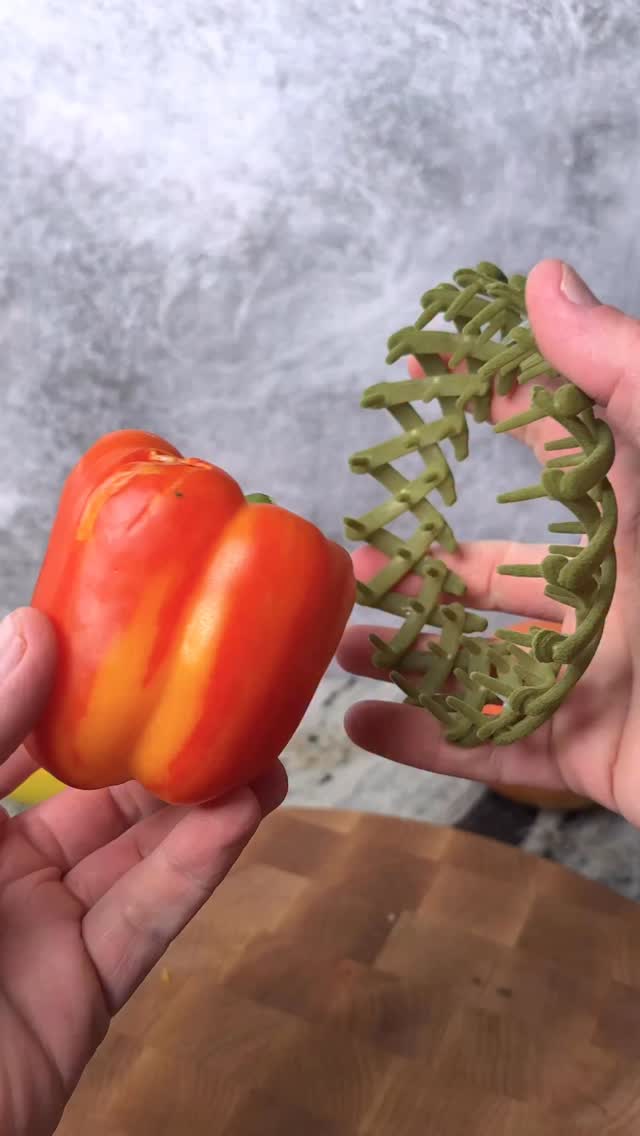 Bell pepper vs veggie topper #vegtables #asmr #satisfying