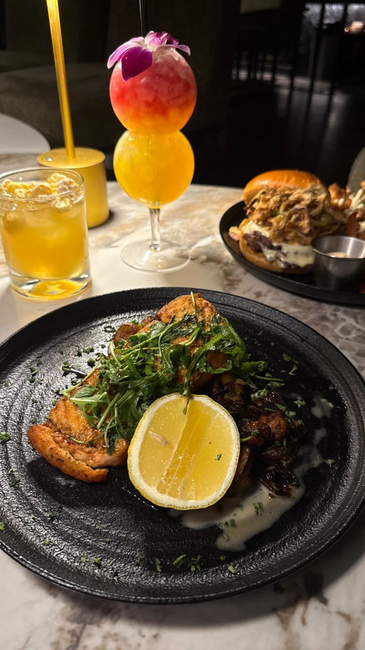 Came for the happy hour stayed for the delicious food @machine_chicago! 🍹

Get 50% off select cocktails weekdays from 5-6:30pm.

What do you want to try? 👇
💎 Breakfast at Tiffany’s 
🍯 The Bee’s Pajamas
🍹 Sir Don’t Mix a Lot
🧀 Burrata & Prosciutto
🍔 Smash Burger & Truffle Fries
🐟 Seared Salmon

📍River North, Chicago