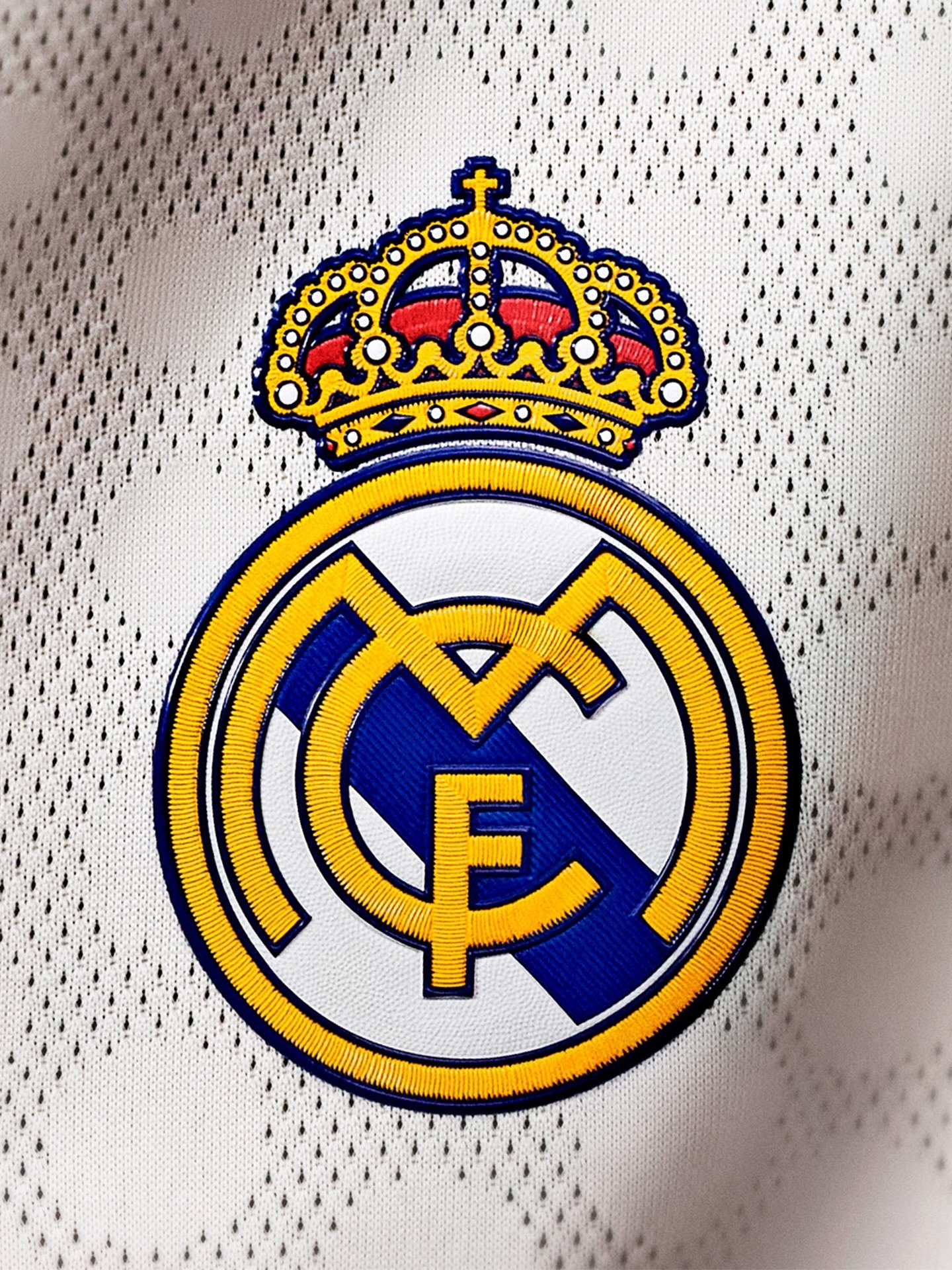 COMUNICADO OFICIAL
El Real Madrid C. F. comunica que hoy ha aportado a UEFA todas las pruebas disponibles sobre los incidentes ocurridos el pasado martes 17 de febrero en el partido de Champions League que nuestro equipo disputó en Lisboa contra el SL Benfica.

Nuestro club ha colaborado de manera activa con la investigación abierta por UEFA tras los inaceptables episodios de racismo vividos durante dicho partido.

El Real Madrid agradece el respaldo unánime, el apoyo y el cariño que ha recibido nuestro jugador Vinicius Jr. desde todos los ámbitos del fútbol mundial.

El Real Madrid seguirá trabajando, en colaboración con todas las instituciones, para erradicar el racismo, la violencia y el odio en el deporte y en la sociedad.
-
Real Madrid C. F. announces that today it has submitted all available evidence to UEFA regarding the incidents that occurred last Tuesday, February 17, during the Champions League match our team played in Lisbon against SL Benfica.

Our club has actively collaborated with the investigation opened by UEFA following the unacceptable episodes of racism experienced during that match.

Real Madrid appreciates the unanimous support, backing, and affection that our player @ViniJr has received from all areas of the global football community.

Real Madrid will continue working, in collaboration with all institutions, to eradicate racism, violence, and hate in sports and society.
#RealMadrid