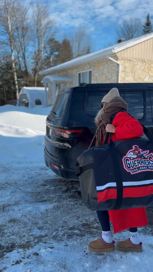 🏒 Aréna, école, maison… La vraie vie de parents de hockey ne ralentit jamais. Quand tout le monde a faim, il faut une collation qui suit le rythme. Les mini bâtonnets de bœuf @jacklinkscan x Mr Beast, faits de bœuf authentique, sans agents de remplissage, riches en protéines et emballés individuellement pour zéro dégât. Avant ou après une game, après l’école ou entre deux aventures, c’est une solution simple, fiable et savoureuse que les parents approuvent… et que les enfants redemandent. Parce que dans une famille active, pas le temps de niaiser quand l’énergie manque 💪 Retrouvez-les dans votre épicerie ou dépanneur local et rejoingnez la meute dès aujourd’hui #DévoreCommeUneBête #pub