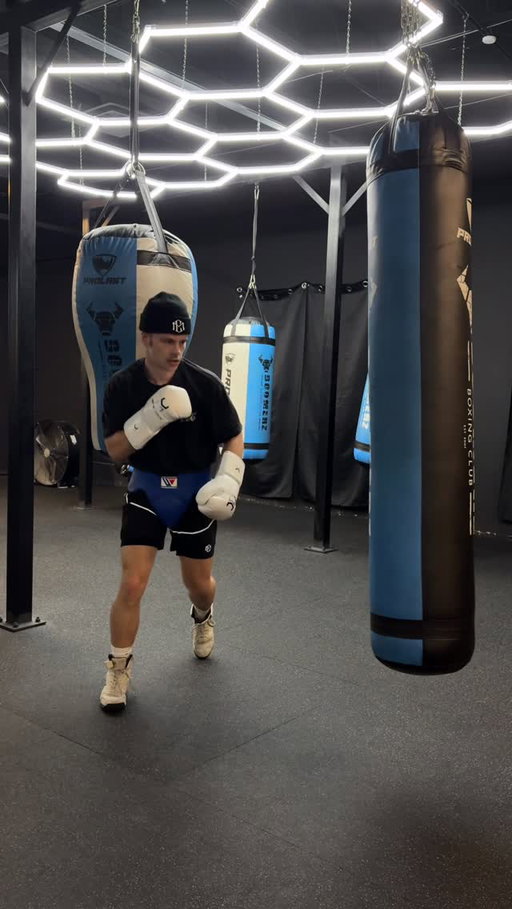 Cool down after sparring rocking full @chmpmdst 
-
-
-
#boxing #boxeo #boxingtrainning #boxinglifestyle