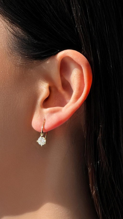 The best gift you can give yourself is the one that lets you shine. Discover our French drop earrings, set with GIA certified natural diamonds and crafted to celebrate every moment of you.

Le plus beau cadeau que vous puissiez vous offrir est celui qui vous fait rayonner. Découvrez nos boucles d’oreilles pendantes à la française, serties de diamants naturels certifiés GIA et conçues pour célébrer chaque instant de vous.

#dropearrings #diamonddrops #naturaldiamonds #diamondearring #GIAcertified