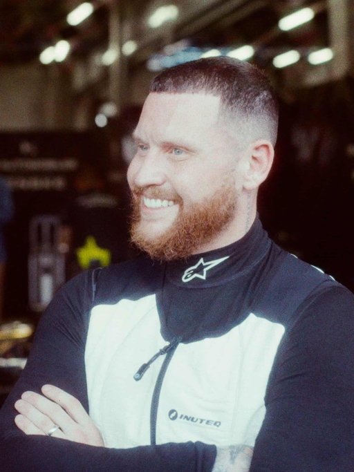 Genuinely still can’t get over my weekend in Jeddah with @fiaformulae 🇸🇦
Cannot express my thanks for having me involved in the Evo Sessions, and it couldn’t have ended in any better way than going head to head with my brother @theburntchip 🍟 
A motivated frog is a dangerous frog. Viva Señor frogs forever 🐸 
Massive thanks to @ds_penske_fe and all the team for the training, good vibes and ultimately their trust 🖤