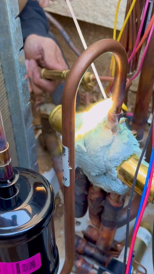 Protecting that teflon seal in the Reversing valve using Vipers Wet Rag heat blocking putty! What are you guys using?

#hvac #hvaclife #hvactechnician
#hvactech #hvacservice