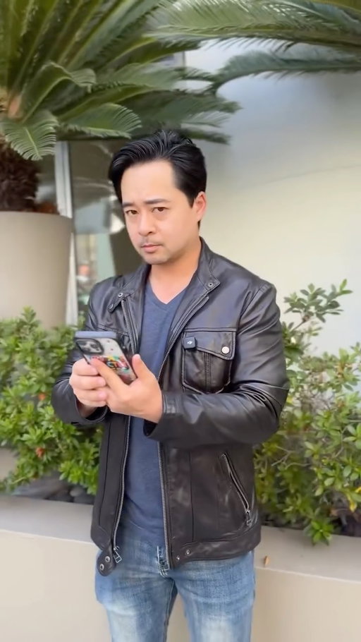 Follow @thejohnnyla and learn from the master on how to get a phone number.
