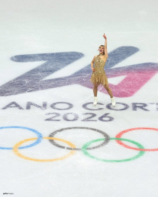 Dressed in gold to earn gold! ✨🥇

@alysaxliu makes history with a stunning Free Skate, bringing gold back to the U.S. in Women’s Figure Skating for the first time since Sarah Hughes in 2002.

#WinterOlympics