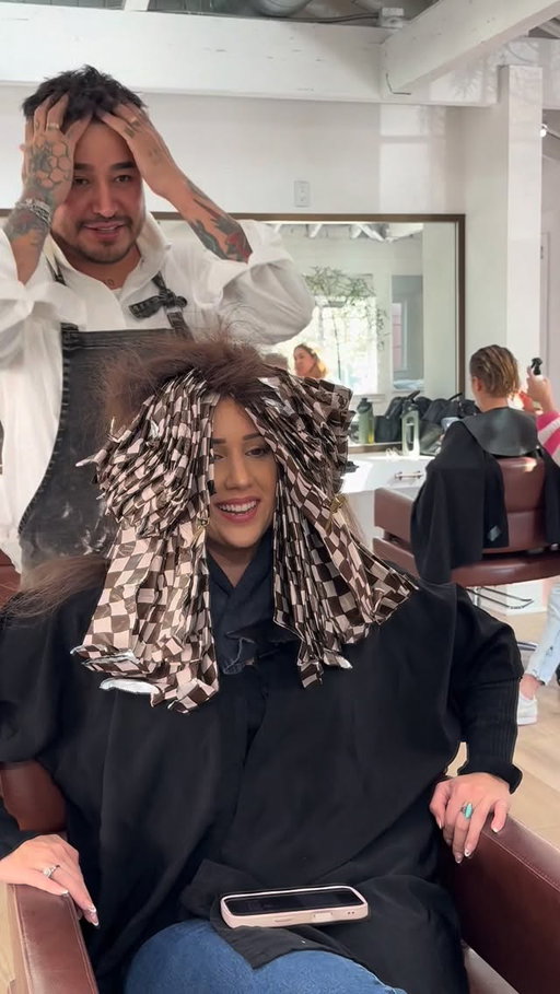 When I tell you base breaks ARE GORGEOUS I mean it ❤️

DONT BE AFRAID!

Used illumina 9/ and 10 vol at the root and 9/ and 20 vol eveywhere else. 

It truly just softens and takes the EDGE OFF so that the look looks softer. 
.
.
.
.
.
.
#basebreak  #illumina  #wellahairusa #softbalayage #wellahair