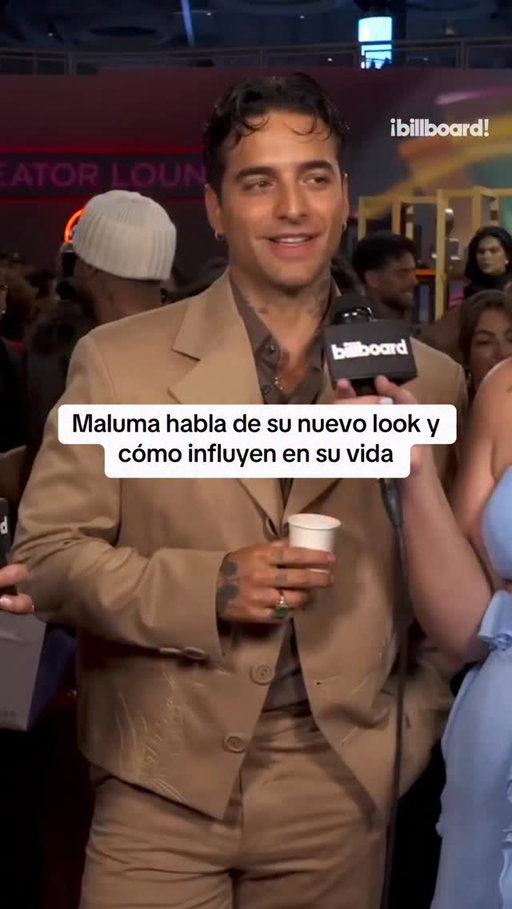 @maluma llegó con su nuevo look a la alfombra de #PremioLoNuestro. 👀😍