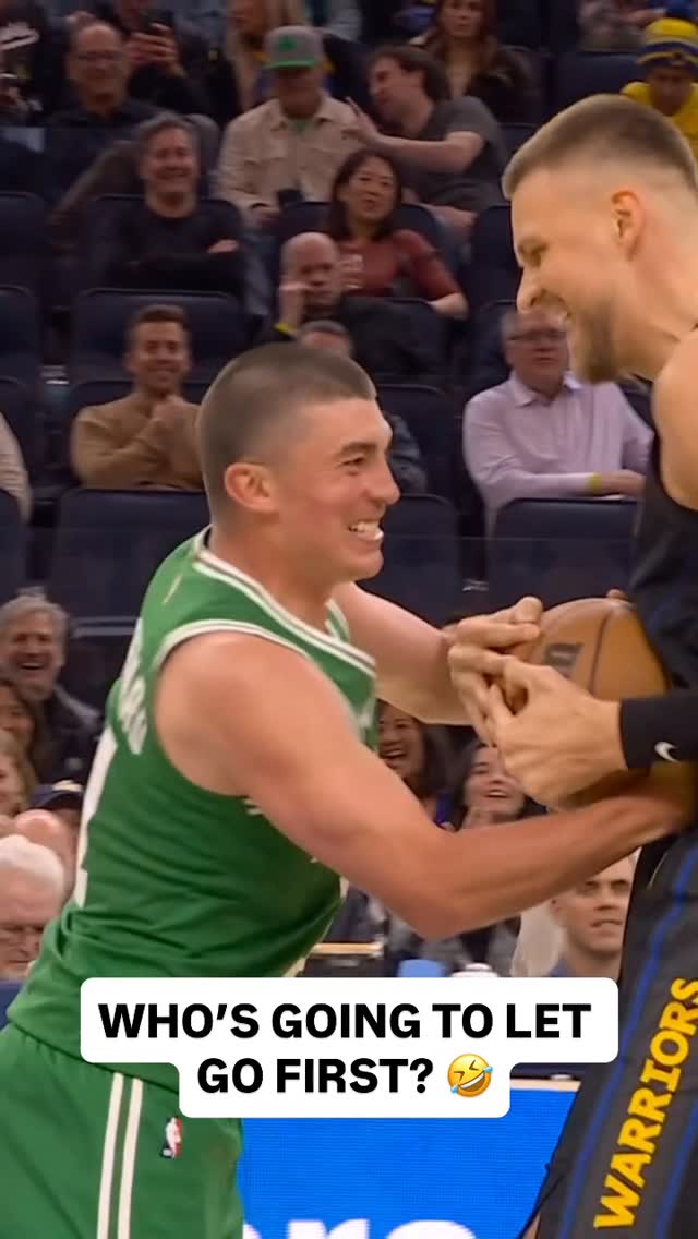 @kporzee and @paytonpritch3 get tied with one another, and the former teammates don’t want to give up the ball 😅 Celtics/Warriors on Prime!