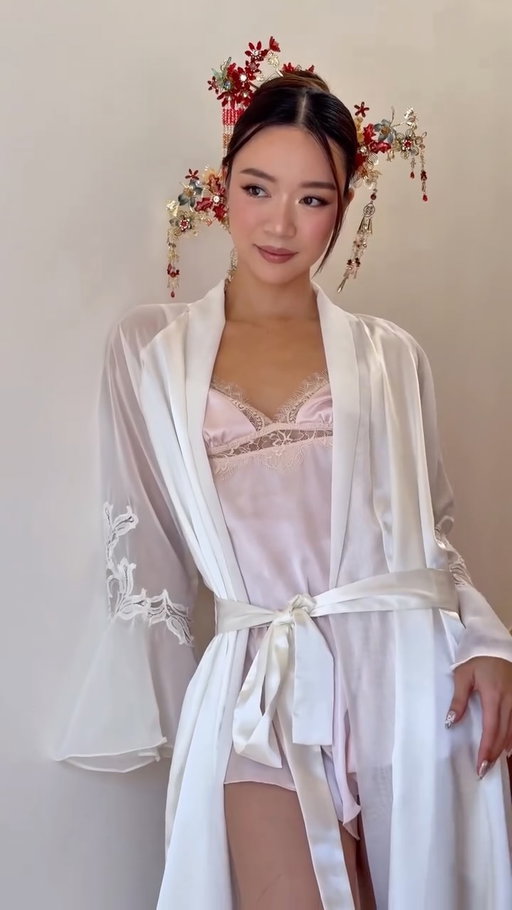 bringing this back for lunar new year 🧧🍵

content @dewiecreative 
hair @caraclynebridal 
makeup @linda_mua 
qipao @stellalunardy + cape @themichellechandra via @roemaatelier