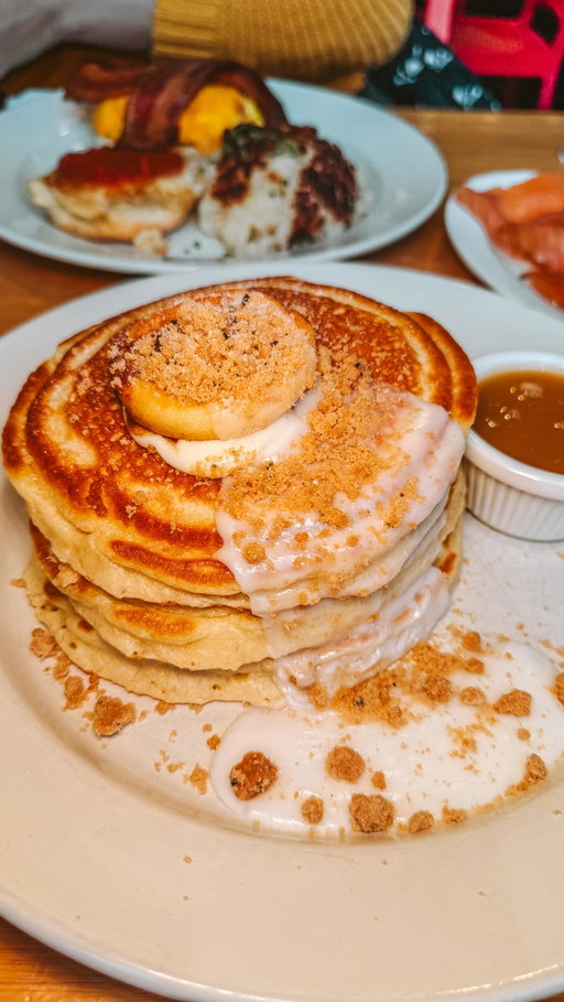 @clintonstbakingco is running their National Pancake Month menu through the end of February and I finally got to try their cinnamon roll pancakes. 🥞 Fluffy, glazed, topped with that decadent cinnamon roll, it was worth the wait. The cinnamon roll pancakes are available to try today and tomorrow during both day and at dinner time! I definitely recommend trying them!

If you’re a pancake person, this is your sign. Go before the month ends.

📍Lower East Side
💾 Save this for your next brunch run

#NYCEats #NYCFoodie #PancakeMonth #BrunchNYC #standaretopost