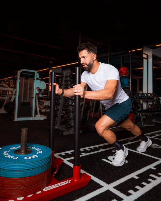 A pause before the push. Kuwait Ambassador @moha_darweesh steps into the session with focus and strength, supported by training gear that keeps up with every rep. Training this month looks different for everyone. Find your Ramadan rhythm and training essentials in-store and in the link in our bio now.