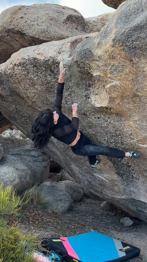 I got big love for the little lines too 🙌🏼 Escape the crowds and get in a fitness lap up to the Druids for this new-ish classic from @hoyt.austin - Linguini (V10). Crimps, a heel hook, a lil hero jump to a jug… my favs.

It’s been a little too cold and snowy for the big proj but I’ve been keeping busy here on the East Side. Excited to share some news - soon! 

@gnarlynutrition keeping me hydrated on that hike. Current fav is the Apple Cider, warmed up 🍎😊Game changer for cold sessions.

#climbing #bishopbouldering