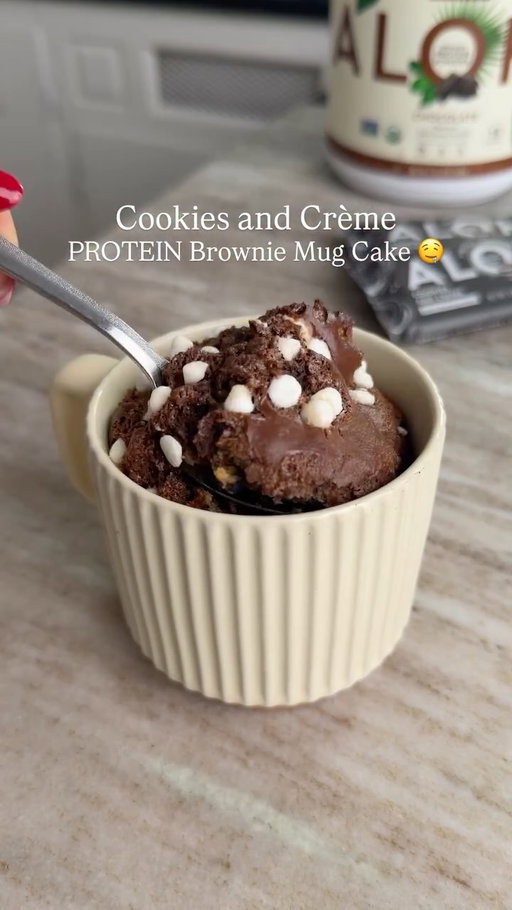 COOKIES AND CREME PROTEIN BROWNIE MUG CAKE with over 30 grams of protein! 🤤 a rich, chocolate brownie stuffed with Aloha’s NEW Cookies and Creme protein bar pieces and white chocolate chips. this mug cake is a seriously indulgent sweet treat, totally gluten-free, dairy-free, and packed with protein! here’s how to make it:

¼ cup almond flour
1 scoop Aloha chocolate protein powder
1 tablespoon cocoa powder
½ teaspoon baking powder
1 tablespoon maple syrup
1 egg
2 tablespoons milk
1 tablespoon oil
½ Aloha Cookies and Crème bar, chopped into small pieces
1 tablespoon white chocolate chips (optional)
 
  1. Add all ingredients except for the white chocolate chips and protein bar to a mug and mix until completely smooth. Top with the white chocolate chips and protein bar pieces, then bake at 350° Fahrenheit for 20-25 minutes, or microwave on high for 2 minutes.

#proteindesserts #proteinrecipes #healthydesserts #healthyrecipes #glutenfree