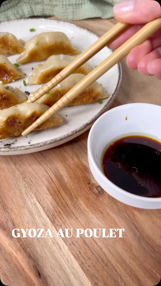 Gyozas au poulet 

Cette recette est absolument incroyable ! Tu savais que c’était aussi simple de faire des gyozas ?

La recette pour environ 20 gyosas 

La farce : 

- 2 blancs de poulet 
- 1 oignon rouge 
- 1 gousse d’ail 
- QS de cebette 
- 3 CAS de sauce soja claire 
- Jus 1/2 citron 
- Pâte de gochujang ( facultatif) sinon un peu de poivre

La pâte à raviolis 

- 200g de farine 
- 90g d’eau très chaude 
- Un peu de sel 

Tu pétris la pâte 5 à 10 min ( elle ne doit pas être collante, il faudra adapter la quantité de farine en fonction)
Tu boules la pâte, tu la filmes et tu la laisses reposer 10/15 min à température ambiante. 
Tu l’étales très finement ( tu peux utiliser de la farine ou de la maïzena si jamais elle colle un peu au plan de travail) 
Tu détailles des cercles et tu façonnes les raviolis 

La cuisson : quelques minutes dans un fond d’huile sur feu moyen, tu ajoutes de l’eau, tu couvres, tu baisses un peu le feu et tu laisses cuire environ 10 min. 
C’est prêt ! 

PS: Si il reste de la farce, tu peux faire des boulettes de poulet 🙌🏼

La sauce : 
- 1 CAS de sauce soja claire
- 1 CAC de vinaigre de riz
- 1 CAC d’huile de sésame grillé 

Enjoy 😎

#foodlover#asianfood#gyozas#chicken#recipes