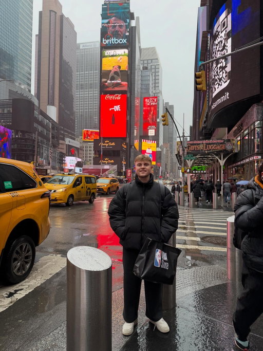 Big 🍎 but I don’t eat fruit❌ #bov #nyc