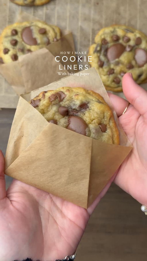 To get perfectly shaped cookie liners or cookie cases cut individual squares of baking paper measuring 
18cm × 18cm, then simply follow the folding and pressing steps shown in the reel 🍪 🤍✨

#diy #cookie #fyp #hack #baking