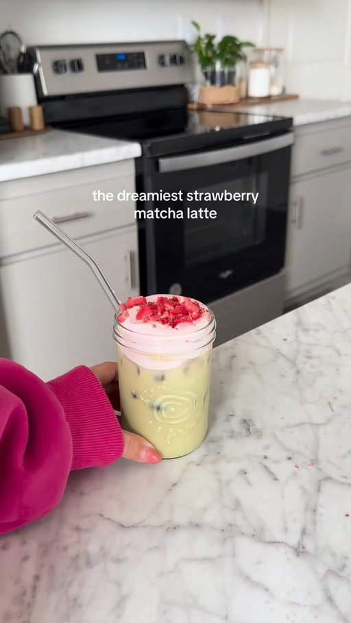 Sweet, smooth, and seriously sip-worthy 🍓🍵

This dreamy strawberry matcha latte by @miamayomya is made with TAZO Matcha Latte Concentrate, milk of choice, and fluffy strawberry cold foam ☁️💗

Obsessed. No notes.

#TAZOTea #StrawberryMatcha