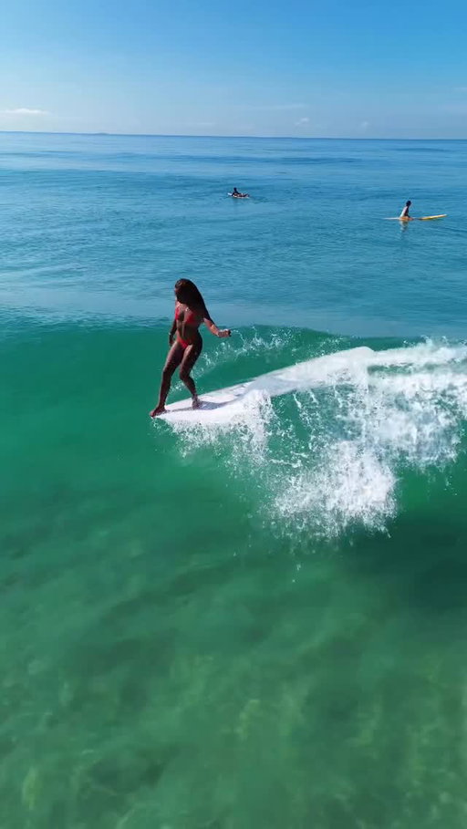 Such a fun morning surfing ❤️❤️ testing out the new board 👩🏽‍🏫 and slightly dying in the Shorebreak 😅…I can’t thank @pedrorbr enough for taking me to this super cool spot. Absolutely enjoying every second here in Brazil 🇧🇷 mahalo to everyone making this trip epic! 
.
.
🎥: @gabrielsampaiofoto 
9’3 @jaum.surf 
.
.
#surflife #longboarder #dronevideos #brazilingram #riodejaneirotrip