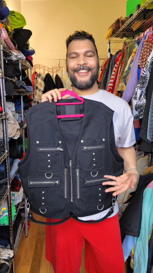 let’s style my new vest in a comfortable way.
 
i really like the way this styling turned out and i feel like the hoodie and vest look awesome together! 

I hope you all like how it came together!

#fashion #outfitinspo #howtostyle #stylingtips #outfits