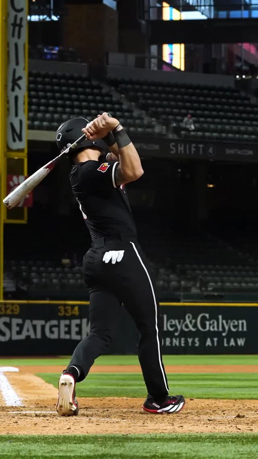 Davis with the 𝑫𝑰𝑵𝑮𝑬𝑹 💣 

Tague Davis hits a home run to give the Cardinals the 4-2 lead over Nebraska! 

#CollegeBaseballSeries