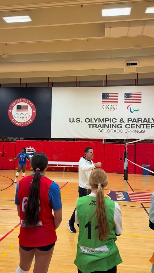 Ready to go at the U.S. Olympic and Paralympic Training Center! 🇺🇸

@usavwnt head coach Erik Sullivan sets up the first drill to kick off the Women’s National Team Collegiate Training in Colorado Springs.