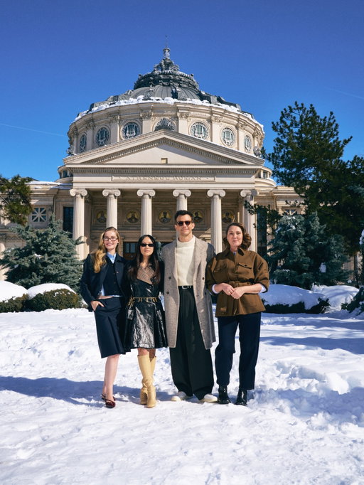 Dragi cititori, vă invităm să vă bucurați de priveliștea unei încântătoare promenade în București.

Dearest readers, please do delight in the sight of a thrilling promenade in Bucharest.