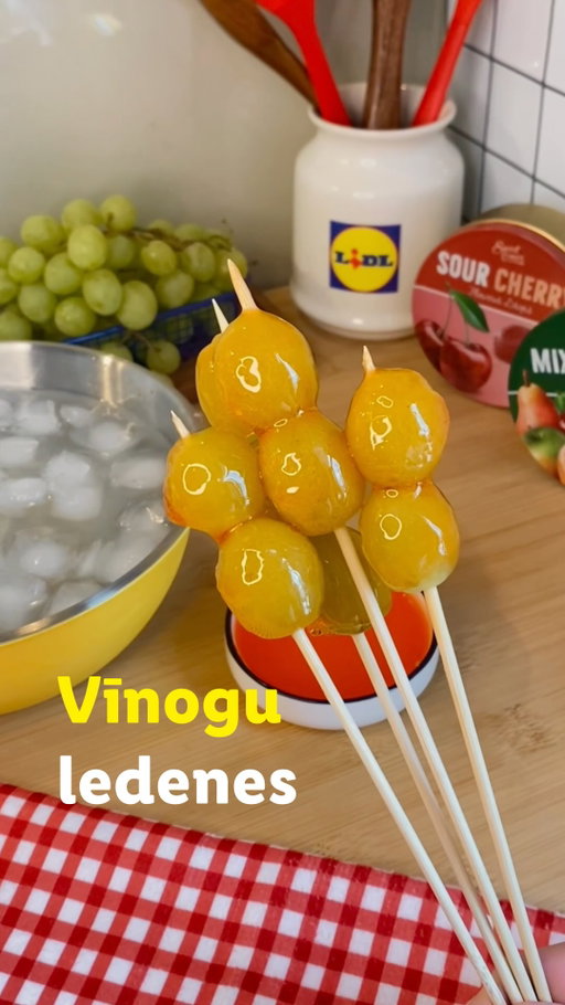 🍇 Interneta saldākais trends ir klāt - vīnogas konfekšu glazūrā! Krāsaini, kraukšķīgi un negaidīti labi! 🍬  Un tagad īstais brīdis nogaršot, jo Dižajā cenu kritumā konfektēm ir īpašas atlaides. #IrVērtīgi

Pagatavošana:
1. Konfektes izkausē mikroviļņu krāsnī līdz gludai, šķidrai masai.
2. Uz koka iesmiņiem sasprauž vīnogas vai citus augļus pēc izvēles.
3. Iemērc vīnogas izkausētajā konfekšu masā un uzreiz liek ledus ūdenī, lai glazūra sacietē.
