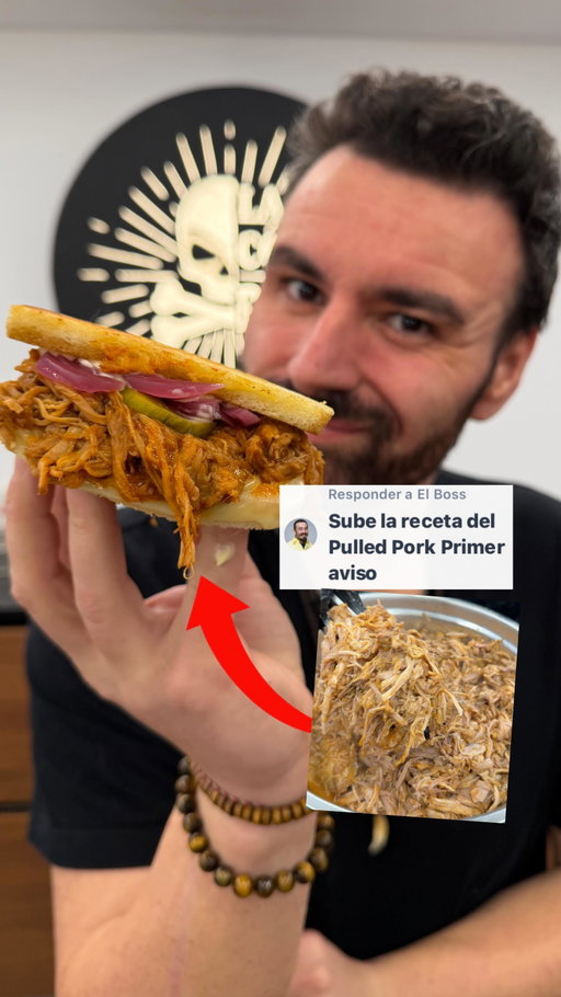 Hoy hacemos Pulled Pork en casa. 
👉🏻 Ingredientes: 
- 1 Paleta de cerdo de 5 kg. 
- Mostaza. 
- Agua hasta Cubrir. 

Para el RUB: 
- 1 cta Pimienta negra.
- 3 ctas Sal.
- 1 cta Ajo.
- 1 cta Cebolla.
- 1/2 cta Comino.
- 2 cta Azúcar Moreno.

Para la Salsa:
- Zumo de 3 kg de Naranjas. 
- 25 ml de Salsa Inglesa. 
- 2 Cebolla.
- 10 Dientes de Ajo.
- 125 gr Tomate Concentrado.
- 1/2 litro de Vinagre de vino blanco. 
- ⁠200 gr Ketchup. 
- ⁠3 cta Pimentón dulce. 

Al horno a 180º durante 40 minutos. 
Después cocer a 6 sobre 9 durante 4 horas o hasta que esté blandito. 
.
.
.
#pulled #polledpork #cerdo #cerdoasado #cerdodesilachado