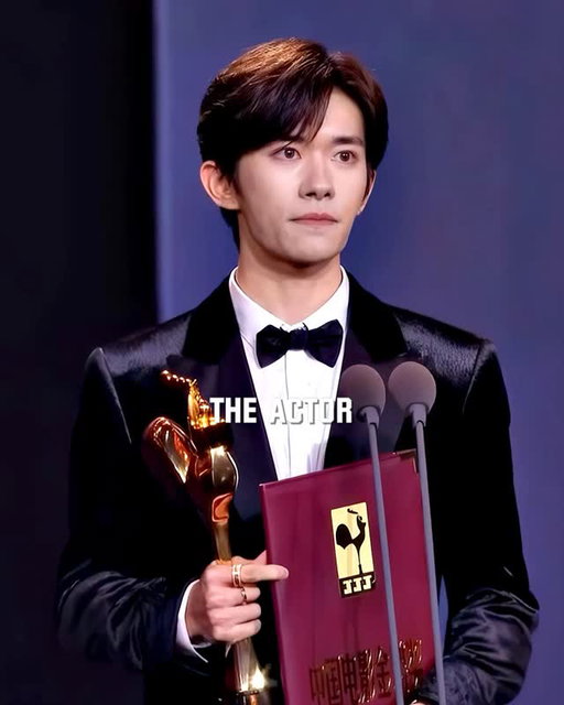 Jackson Yee spent months studying the gestures and movements of people with cerebral palsy to deliver a performance that is deep, realistic, and full of emotion.

Big World (2024) is the first Chinese film to significantly promote the cause of accessibility. After its release, the production team, together with public institutions, launched the “Taihua Pact” on January 1, 2025, an initiative aimed at ensuring that people with disabilities can fully participate in social life.

The project invites companies, schools, and public service providers to offer fairer employment and educational opportunities, while committing to remove barriers that still limit access to learning, work, and everyday life.

Big World is cinema that moves, inspires, and truly transforms.