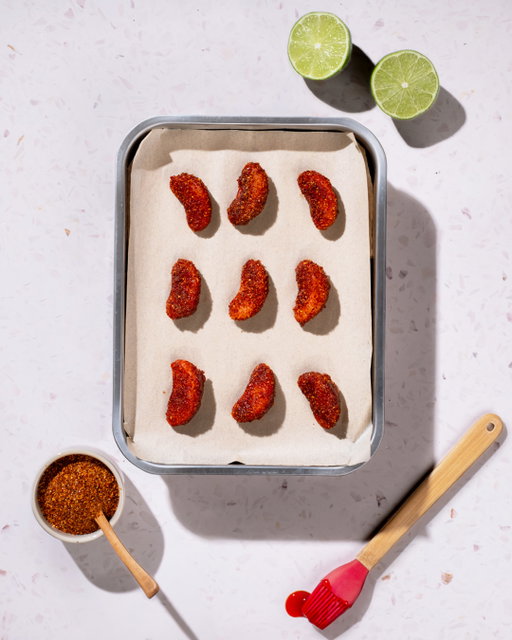 Ya casi se acaba la temporada de mandarinas y este snack picosito no puede faltar 🍊
Baña los gajos en chamoy y dales el toque final con Salsa Valentina en polvo 🌶️.