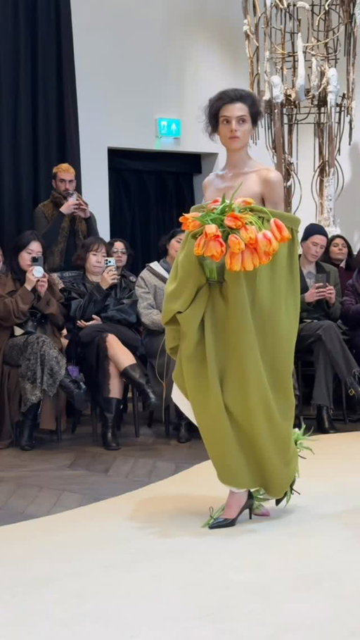 Welcome to the world of @thevxlley, and in full bloom. Daniel Del Valle’s debut collection at #LondonFashionWeek, titled ‘The Narcissist,’ is an “eclectic merge of fashion, exhibition, performance, object and memory,” as models float down the runway adorned in wearable sculptures and pottery as well as natural elements such as florals and shells.