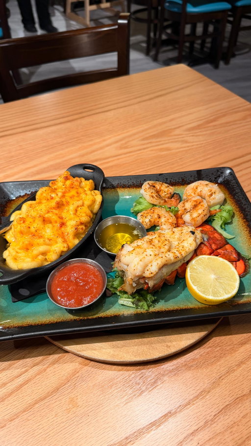 Have you been to @prime757food 👀👀

Wow! This place is definitely a hidden gem. It’s in the cut and from the outside it may just look like a divebar or something but they are serving quality and good food 🔥

I tried a bite of my friend’s filet minion and it was really good! Didn’t have enough for me to rate though but I did like it. 

Definitely check this place out 🙌🏽

Ratings:

Cocktails 8/10 
Lobster 9/10 
Shrimp 7.5/10
Mac and Cheese 8/10
Carrot Cake 7/10
Strawberry Shortcake 8.5/10
Caesar Salad 6/10

•

•

#757 #hamptonroadsva #stormchasers #virginiabeach