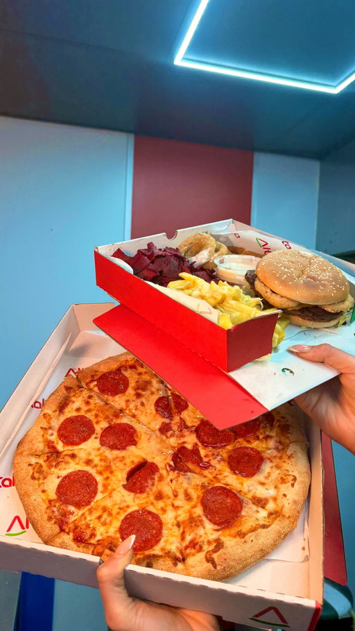 Leeds, stop overspending on takeaway 👀🍕

@altalia_leeds in Crossgates is serving up huge portions & prices that actually make sense 👏

Medium Curry Box – £13.50
• Any curry
• 2 chapatis
• Chips
• Rice
• Mix bhajis
• Mint sauce

Altalia Munch Box – £10
• Any single burger or red donner
• Cheesy chips
• 3 onion rings
• 3 mozzarella dippers
• Garlic mayo

But it’s the menu twists for us…
🥘 Proper curries on pizzas - think tikka masala or korma
🍝 Bolognese loaded fries

Different. Unreal. Proper comfort food 🤤

📍 92 Crossgates Road, Leeds LS15 7NL
📌 Save this for your next takeaway night

#leedsbucketlist #altalia #leedsfood #currypizza #crossgates *ad