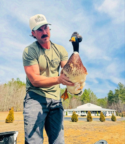I’d like to formally welcome to the farm the most George Washington lookin duck I have ever seen in my life. What should I name this dude?? #weouthere #farmlife #duckinaround #thefoundingfeathers