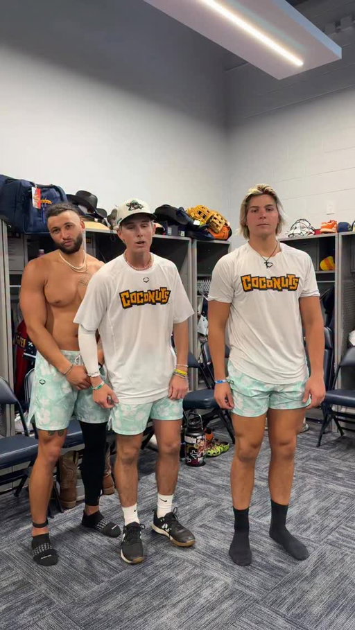 NEW THREADS GAME DAYYYYY 🏝️ 
.
.
.
.
.
.
.
.
#locobeachcoconuts #bananaball #daltonmauldin #baseball #baseballplayer