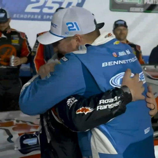 Cool moment between former teammates @sheldoncreed and @_austin_hill_ 🙌